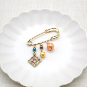 カラーパールとスクエアチャームのブローチ【オレンジ＆ピーコックグリーン】