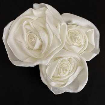 ３つ薔薇ブーケのブローチの画像