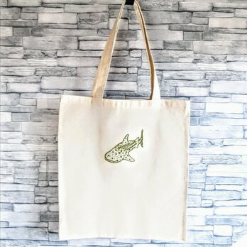 ジンベイザメの刺繍　トートバッグ　エコバッグ　レッスンバッグ　生成り　コットン　A4サイズ収納可　オーダーメイドの画像