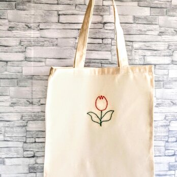 赤いチューリップの刺繍　トートバッグ　レッスンバッグ　エコバッグ　生成り　コットン　A4サイズ収納可　名入れ　の画像