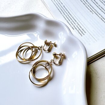 Y388-ヴィンテージイヤリング U.S.A. Gold-tone triple hoop dangling earringsの画像
