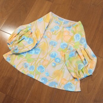 サマーセール！ピンクベージュ素敵なフラワー柄のパフスリーブブラウスの画像