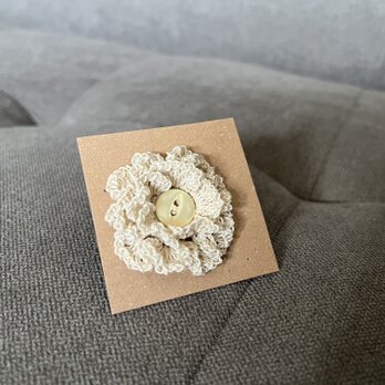 レース編みのボタンブローチ　花　生成りの画像