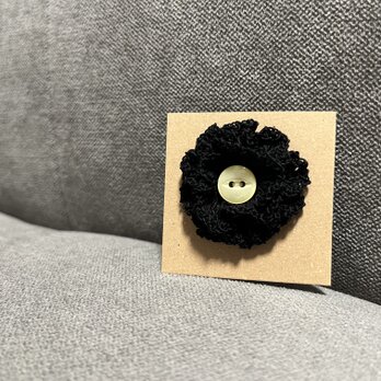 レース編みのボタンブローチ　花　黒の画像