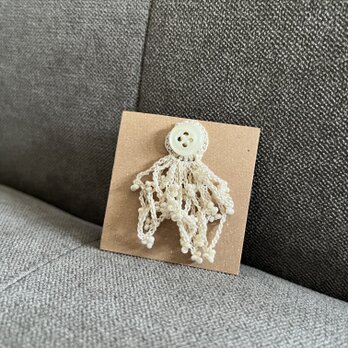 レース編みのボタンブローチ　ビーズ　生成りの画像