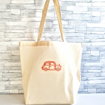 【シンプルな手縫いの刺繍】オレンジの車　ショルダーバッグ　トートバッグ　生成り　コットン　大きいマチ　A4サイズ収納可の画像