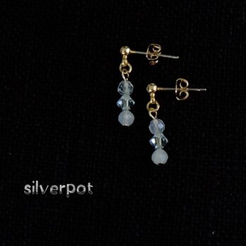 GS109【天然石　3月の誕生石】アクアマリン～淡いブルーの透明感【プチ】スタッドピアス（パーツ変更可能）の画像