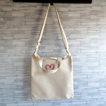 赤いハート　手縫いの刺繍　ショルダーバッグ　斜め掛けバッグ　2way　トートバッグ　帆布　生成り　コットン　シンプルの画像