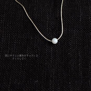 3 【天然石】マザーオブパール　4mm 14kgf　肌にやさしい絹糸のネックレスの画像