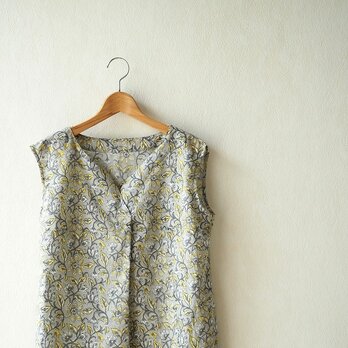 木版更紗のフロントタックブラウスの画像
