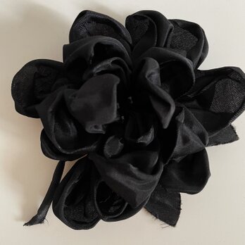 黒い大輪の花のブローチの画像