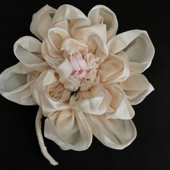 白い大輪の花のブローチの画像