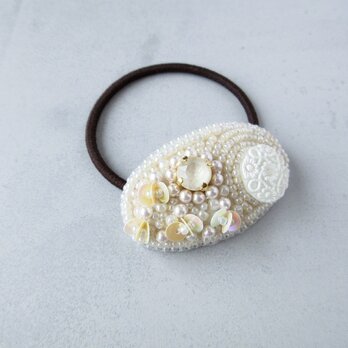 ボタンとスパンコールのビーズ刺繍ヘアゴム（K1198)の画像