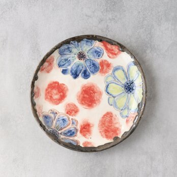 青い花模様の皿の画像