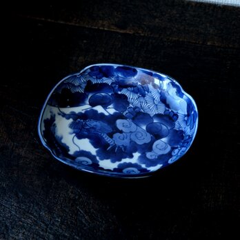 ベロ藍で素敵◆龍と花と山。伊万里　染付変形皿　骨董・antiques 器　丁寧な暮らしに。明治期 個体Aの画像