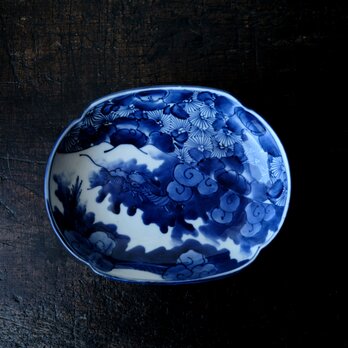 ベロ藍で素敵◆龍と花と山。伊万里　染付変形皿　骨董・antiques 器　丁寧な暮らしに。明治期 個体Bの画像