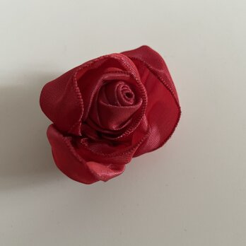 赤いミニバラのブローチの画像