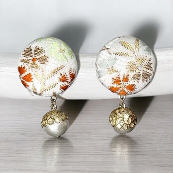 《イヤリング》世界に一つのデザイン☆京都西陣織金襴・籠目地の優しい小花柄の包みボタンイヤリングの画像