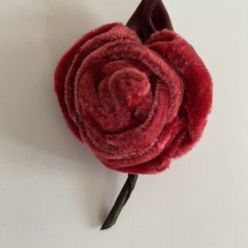 朱赤のベロアの薔薇のブローチの画像