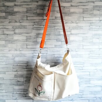 かわいいチューリップの刺繍　ショルダーバッグ　斜めがけバッグ　横長　2way　Lサイズ　大容量　ポケット　オフホワイトの画像