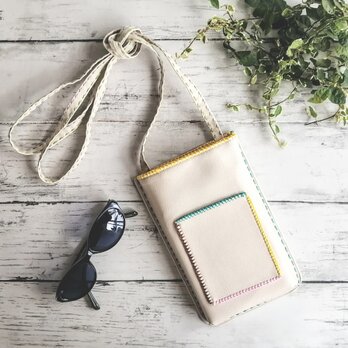 スマホショルダー　ショルダーポーチ　サコッシュ　斜めがけバッグ　ミニショルダー　アイボリー　刺繍　フェイクレザーの画像