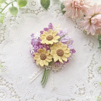 レース編み 小さなひまわりとラベンダーの花束ブローチ 〜ペールカラー〜の画像