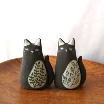 黒陶土でつくった黒ネコ (L)  つる草柄・葉柄の画像