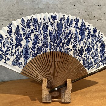 森の散歩道と青い花、ブルーの画像