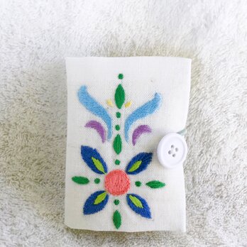 刺繍のブック型ニードルケース・ホワイトの画像