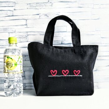 【刺繍】3つの赤いハートとグレーのライン　ミニトートバッグ　黒　帆布　コットン　手提げ　ランチバッグ　Sサイズの画像