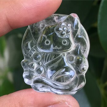 水晶　猫　貫通穴アリ　ペンダントトップ　チャーム　原石　天然石　握り石の画像