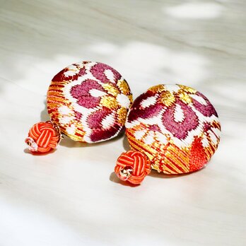 《ピアス》京都西陣織金襴・色鮮やかな桜と水引玉結びの包みボタンピアス⭐︎世界に一つのデザインの画像