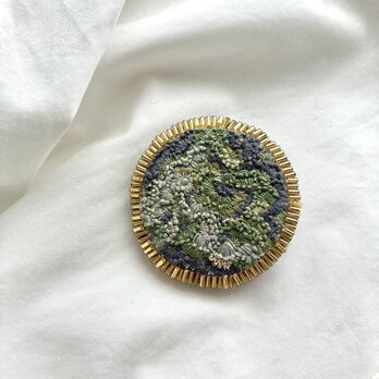 Tsuyu no tsuki 梅雨の月 刺繍ブローチの画像