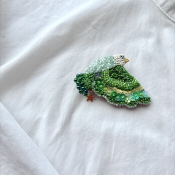 " midori hanayagu wing" みどり花やぐ    羽ばたく鳥の刺繍ブローチの画像