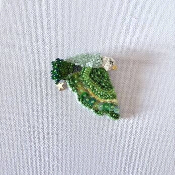 " midori hanayagu wing" みどり花やぐ    羽ばたく鳥の刺繍ブローチ