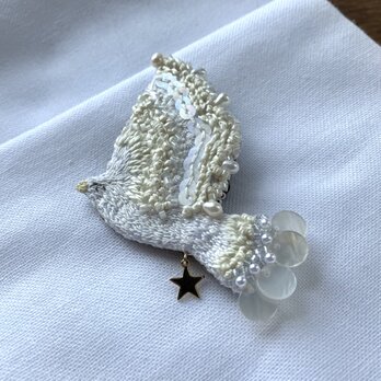 ""creamy wing クリーミーな羽を持つ　羽ばたく鳥の刺繍ブローチの画像