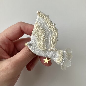 ""creamy wing クリーミーな羽を持つ　羽ばたく鳥の刺繍ブローチの画像