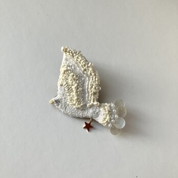 ""creamy wing クリーミーな羽を持つ　羽ばたく鳥の刺繍ブローチ