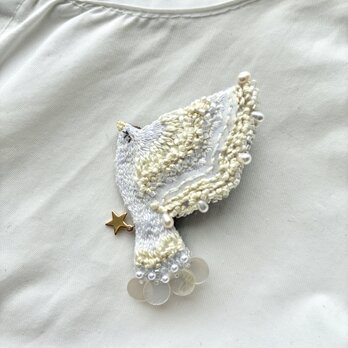 ""creamy wing クリーミーな羽を持つ　羽ばたく鳥の刺繍ブローチの画像
