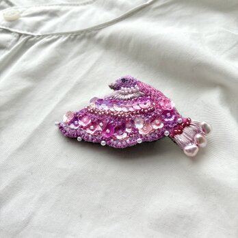 "full bloom wing" お花で満開の羽を持つ羽ばたく鳥の刺繍ブローチの画像