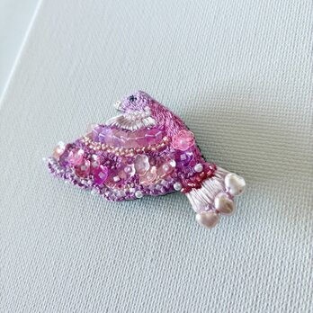 "full bloom wing" お花で満開の羽を持つ羽ばたく鳥の刺繍ブローチ