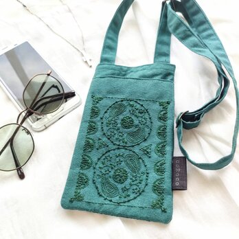 手刺繍のスマホショルダーの画像