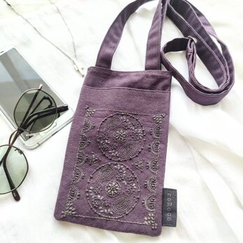 手刺繍のスマホショルダーの画像