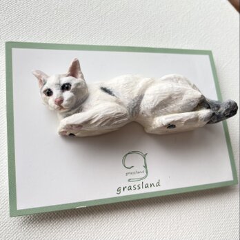 木彫りの寝・飯猫のブローチ（白ぶち）の画像