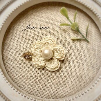 simple flower  コットンパールとお花モチーフのブローチ  ivoryの画像
