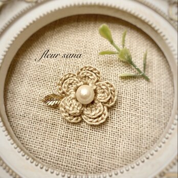 simple flower  コットンパールとお花モチーフのブローチ  beigeの画像