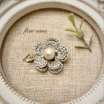 simple flower  コットンパールとお花モチーフのブローチ  light grayの画像