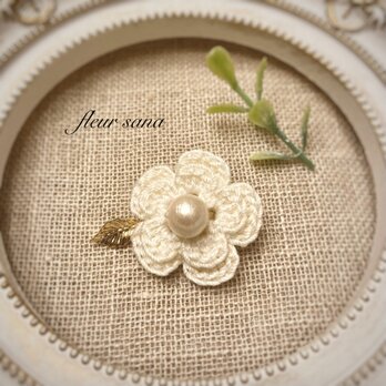 simple flower  コットンパールとお花モチーフのブローチ  whiteの画像
