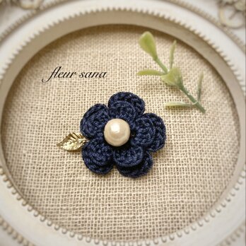 simple flower  コットンパールとお花モチーフのブローチ  navyの画像