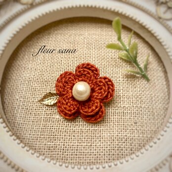 simple flower  コットンパールとお花モチーフのブローチ  dark redの画像